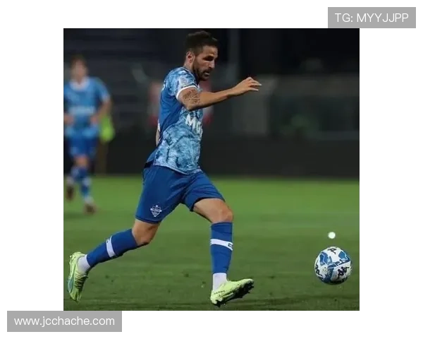 科莫球迷横幅力挺小法胜过阿帅